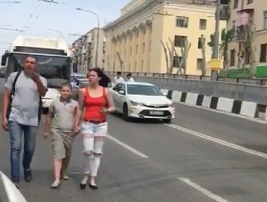 В центре Волгограда автомобили едва не врезались в толпу горожан