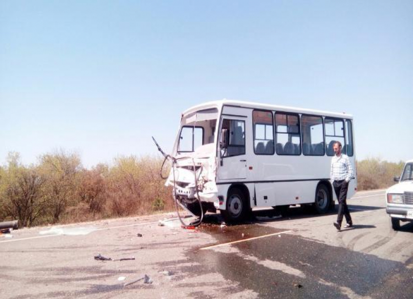 Под Волгоградом автобус протаранил три автомобиля
