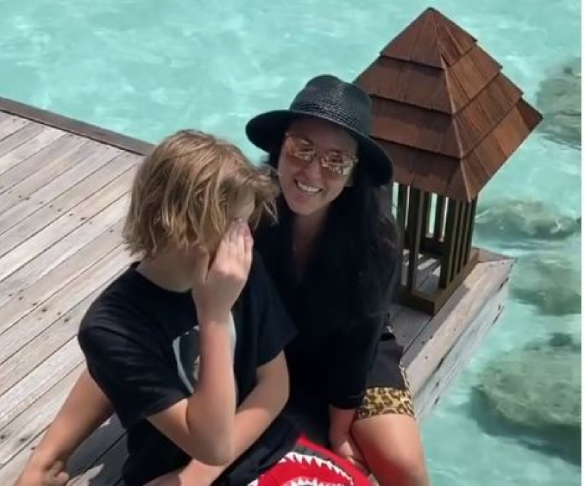 Ирина Дубцова с сыном решили покормить акул на Мальдивах