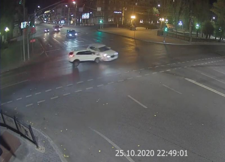 Женщина за рулем Jaguar выехала на «красный» и протаранила Hyundai в центре Волгограда: авария попала на видео