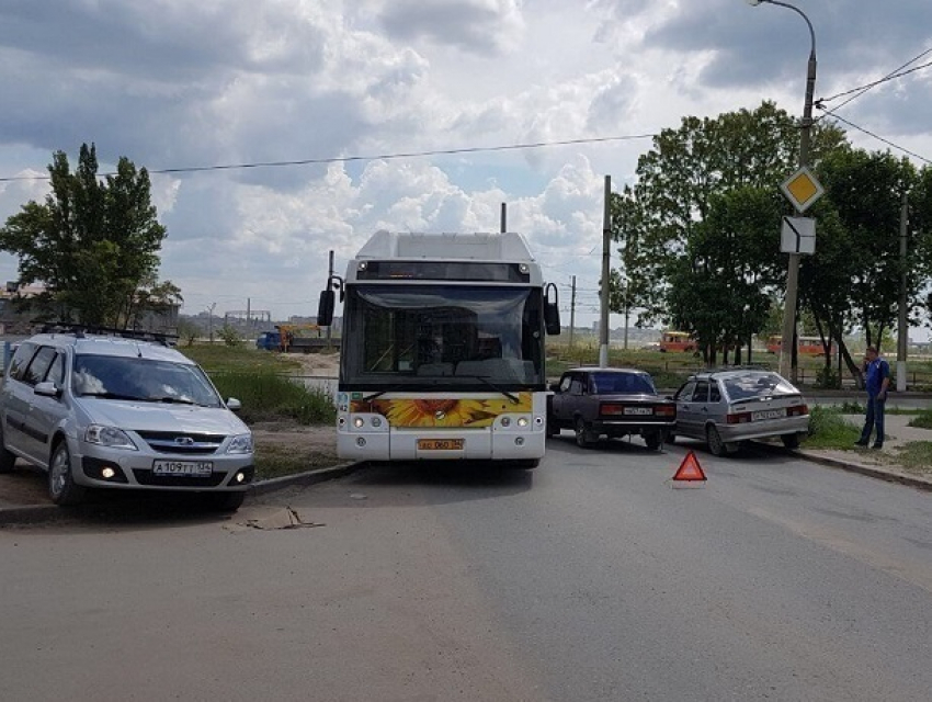 Автобус «Питеравто» не поделил дорогу с легковыми автомобилями в Волгограде