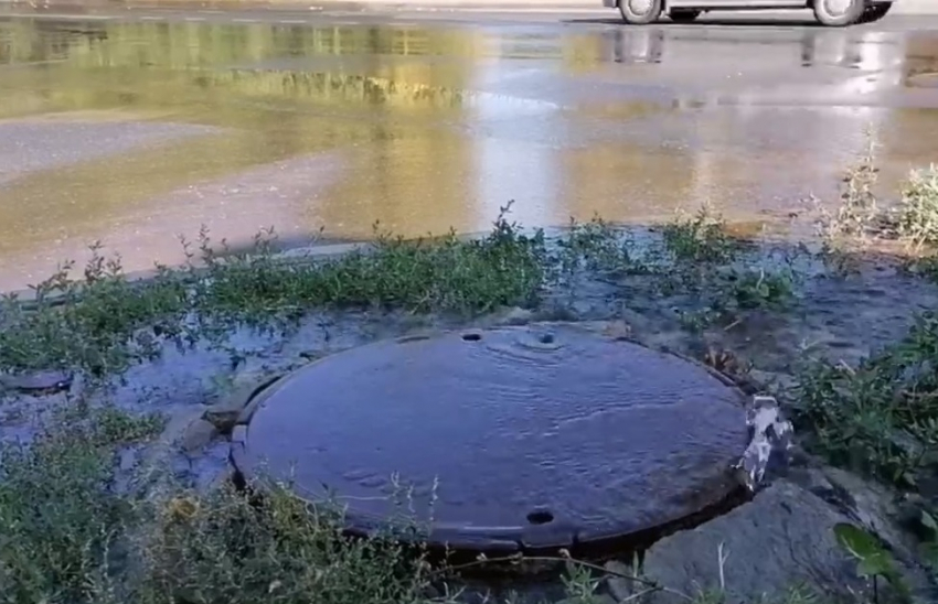 Фонтанирующие канализации в отключенном от воды Волгограде сняли на видео