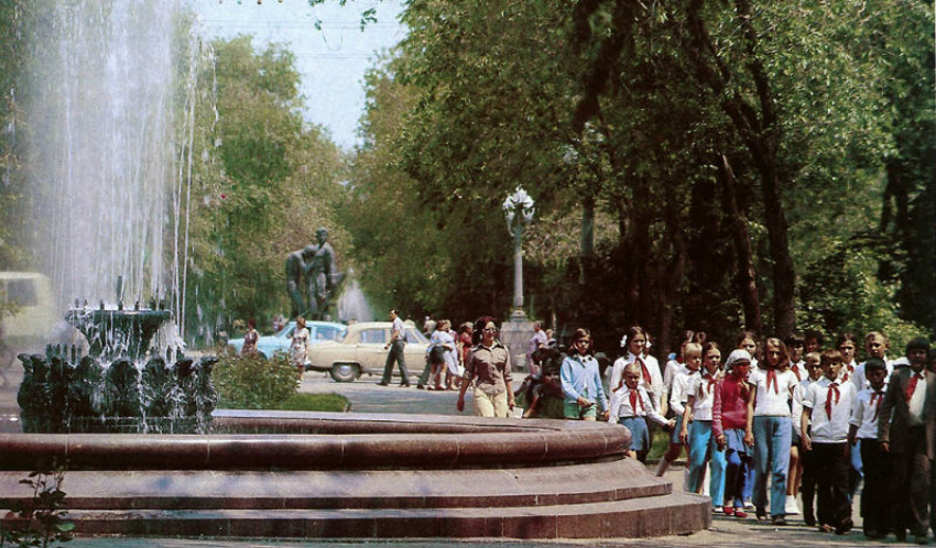 Город разноцветных ВАЗов и зеленых скверов: как выглядел Волгоград в 1980-е годы