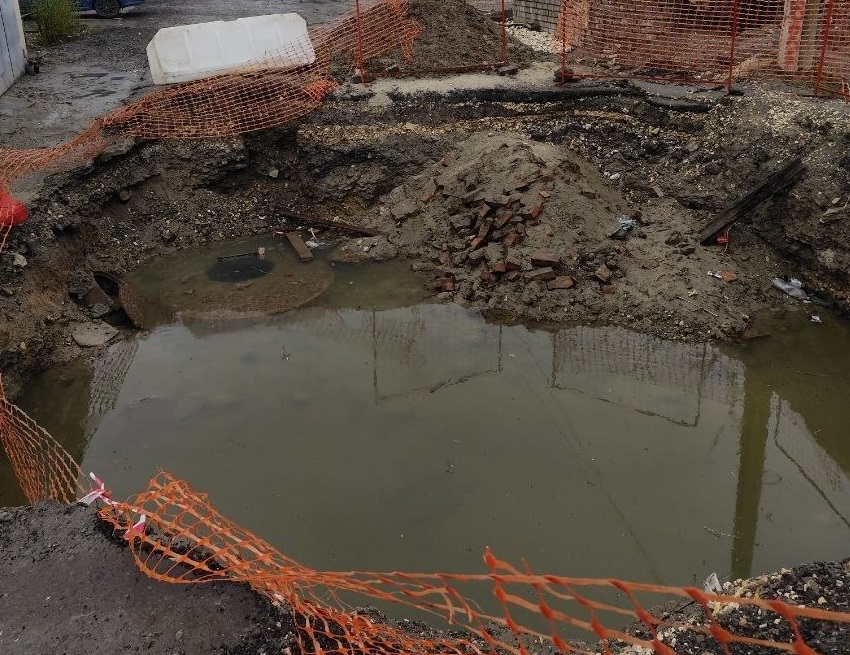 «Оставили на проветривание?»: котлован на Эльтонской в Волгограде никуда не исчез