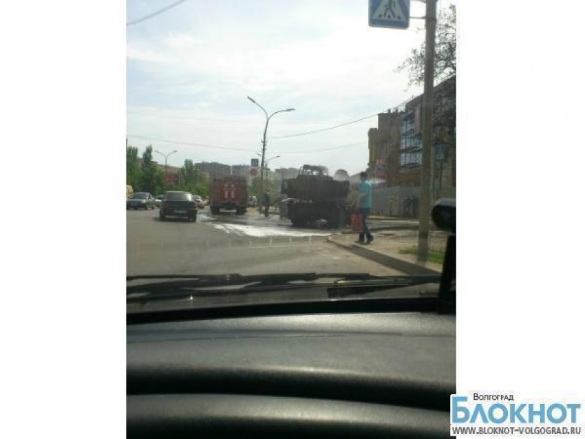 Экскаватор загорелся посреди улицы в Волжском