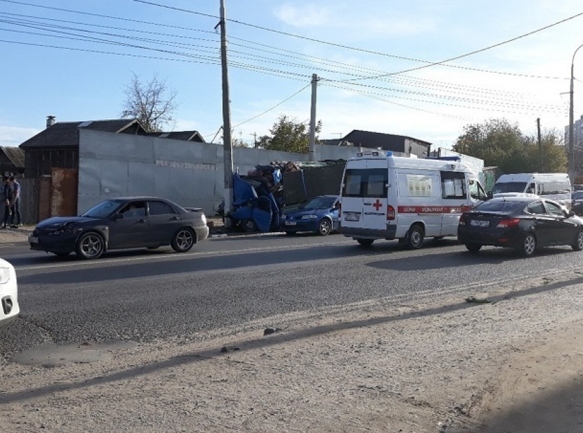 В Волгограде водителя развороченной «Газели» выковыривали из кабины ломами