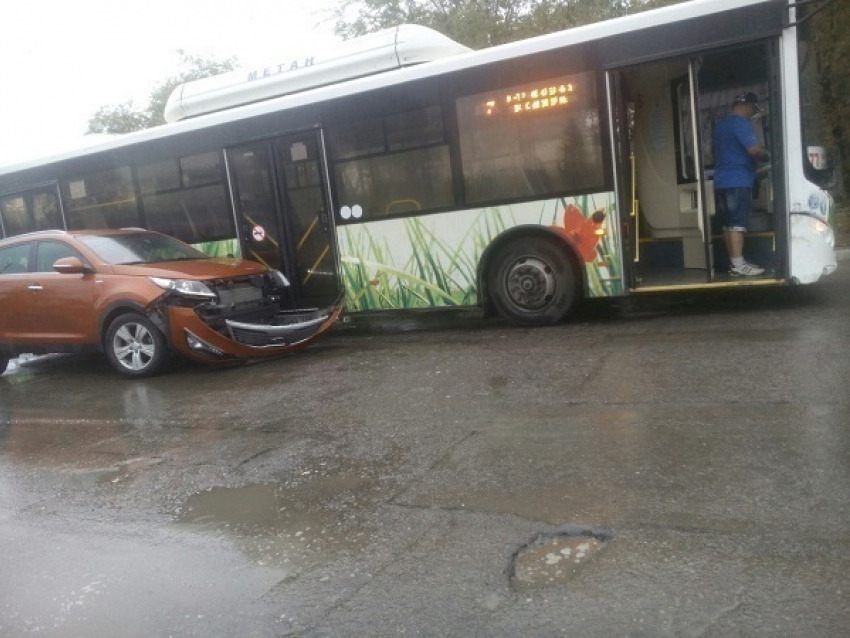 На юге Волгограда с утра столкнулись пассажирский автобус и иномарка