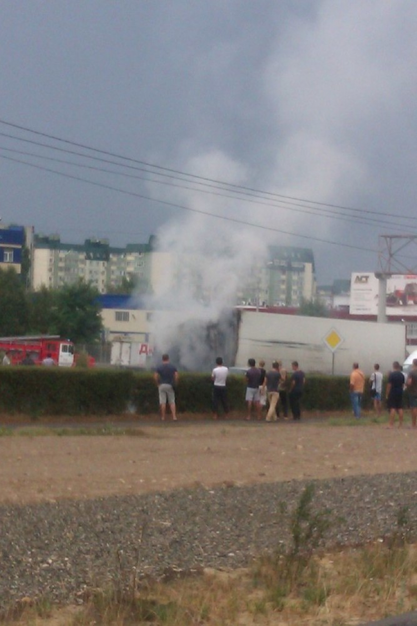 В Дзержинском районе Волгограда сгорела фура