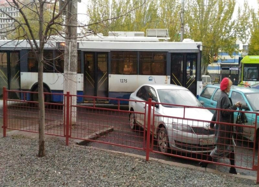 Маршрутчик врезался в троллейбус №10 в Волгограде