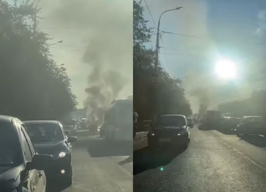 Горящий посреди дороги на юге Волгограда автомобиль попал на видео