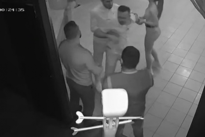Дергал за бороду и обзывал чеченца: опубликовано видео конфликта в клубе KaraokeMania в Волгограде