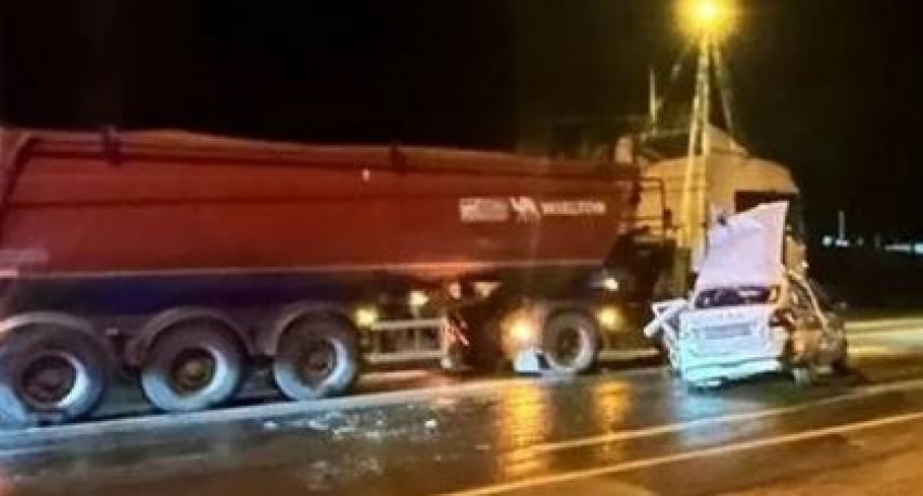Девятимесячный и еще двое госпитализированы после жесткого ДТП легковушки с фурой на севере Волгограда