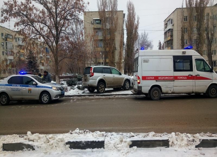 Иномарка врезалась в фонтан в Кировском районе Волгограда: последствия ДТП попали на видео