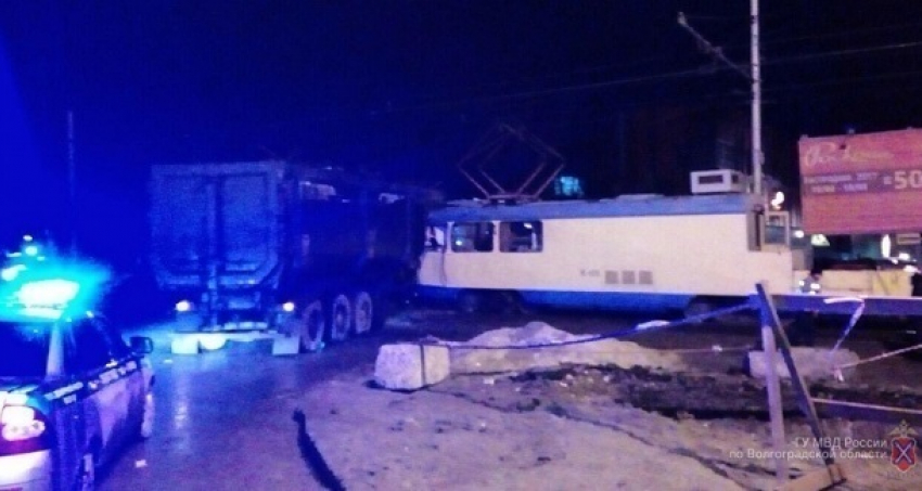 Машинист спецвагона попала в больницу после столкновения тягача и трамвая в Волгограде