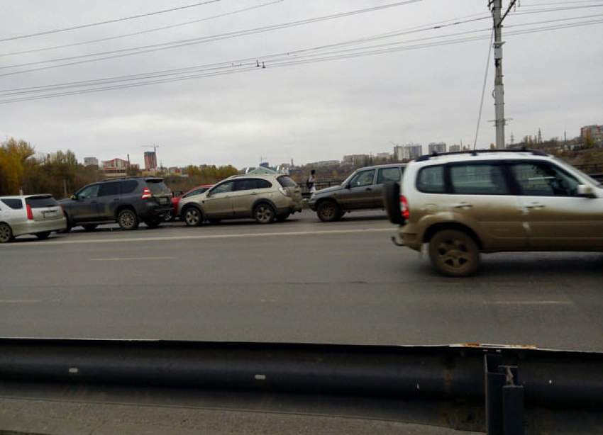 Тройное ДТП парализовало движение на Астраханском мосту Волгограда