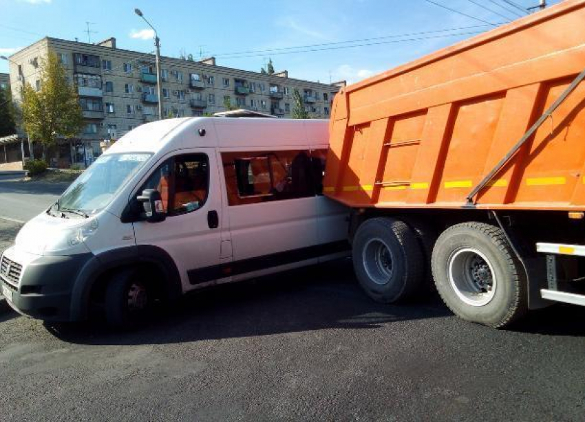 Водитель маршрутки боком остановил грузовик в Волгограде 