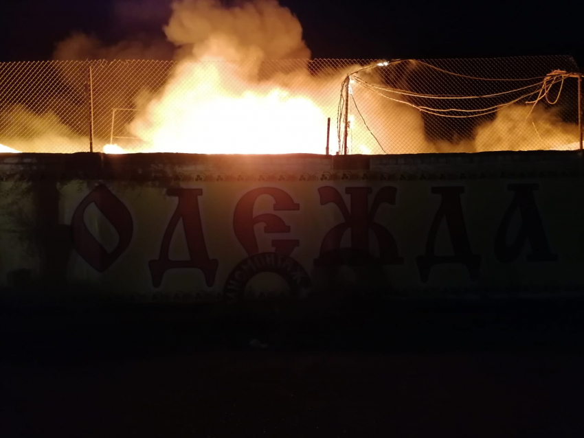 В Волгограде горит «Народная ярмарка» на улице Исторической 