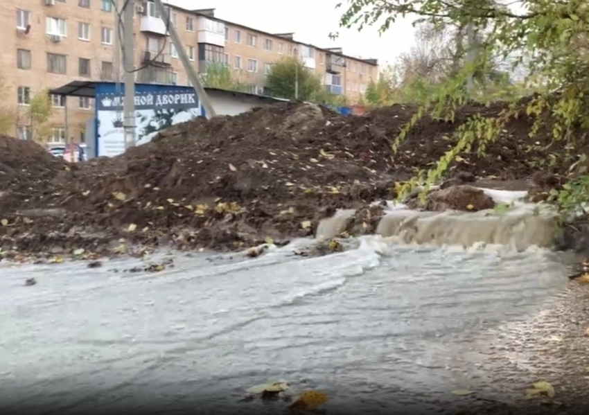 Дорогу в Котово затопила гигантская коммунальная река: видео
