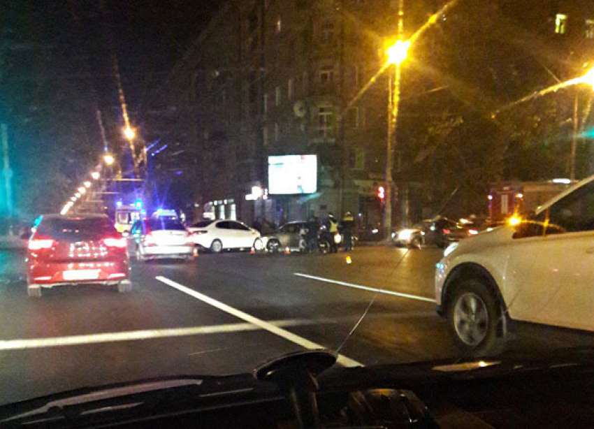 ДТП с пострадавшими байкером и его юной подругой попало на видео в Волгограде