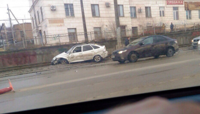 На юге Волгограда в тройном ДТП пострадал водитель «Приоры»