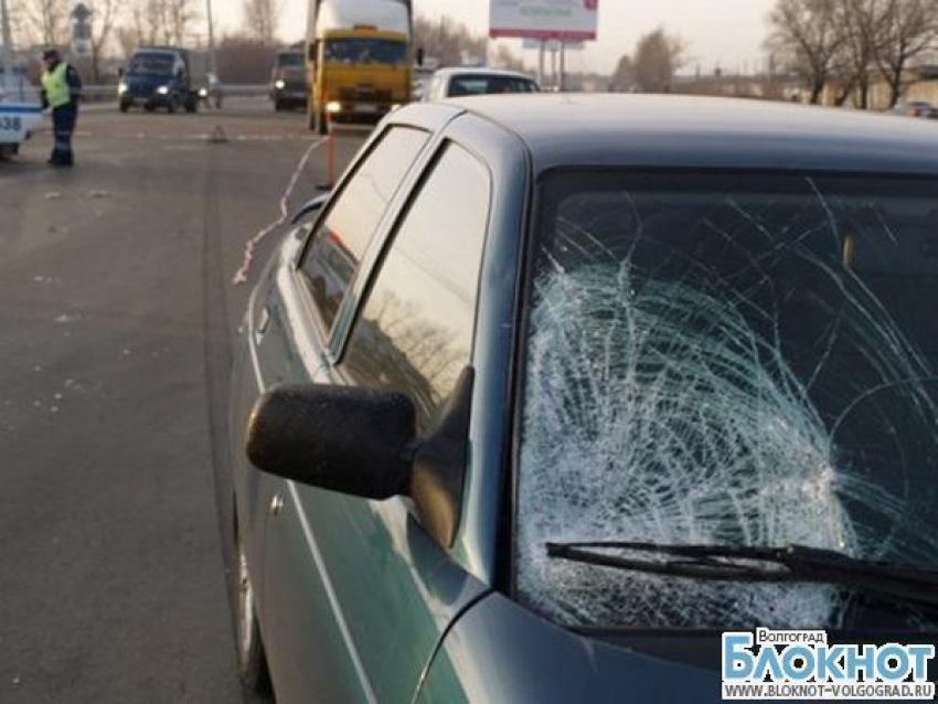 В Волгограде при столкновении двух машин пострадала пешеход