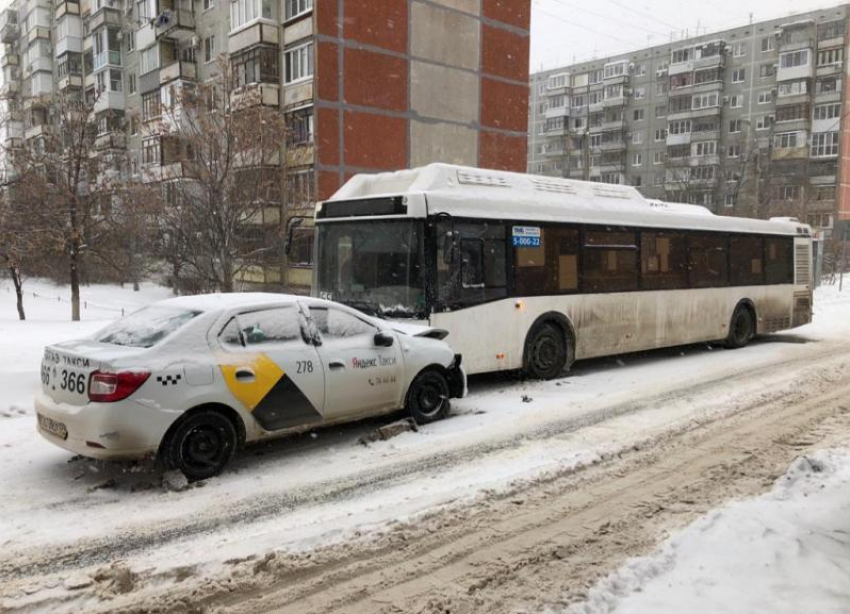 Таксист протаранил автобус №65 в Волгограде и попал в больницу