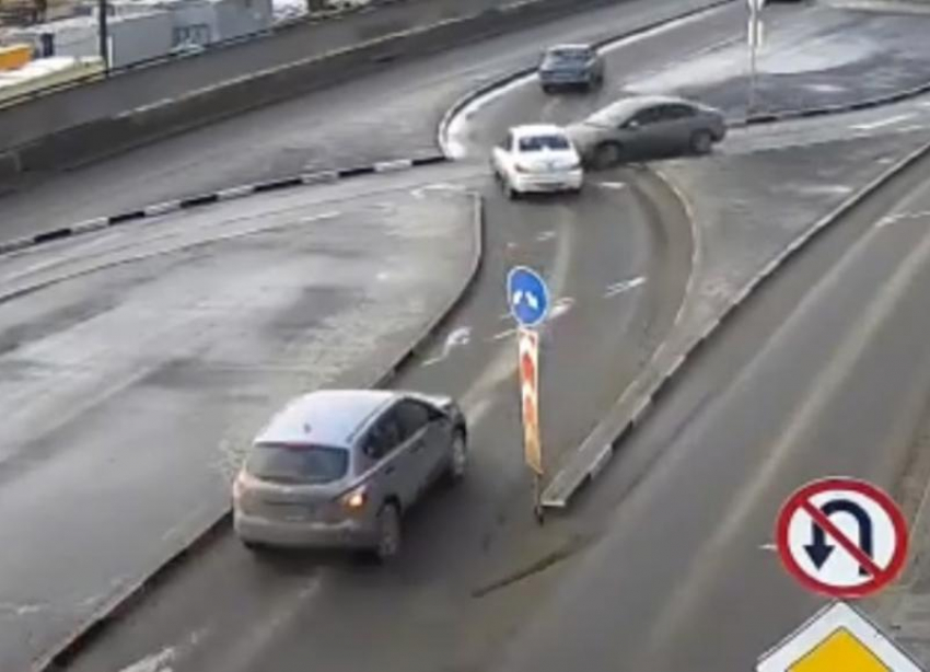 ДТП дважды за сутки зафиксировали камеры видеонаблюдения на новой развязке на набережной Волгограда