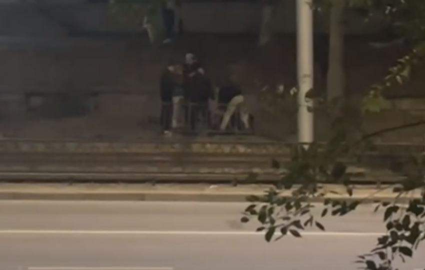 Прыгали сверху и поставили на колени: толпа жестокого избила парня в центре Волгограда — видео