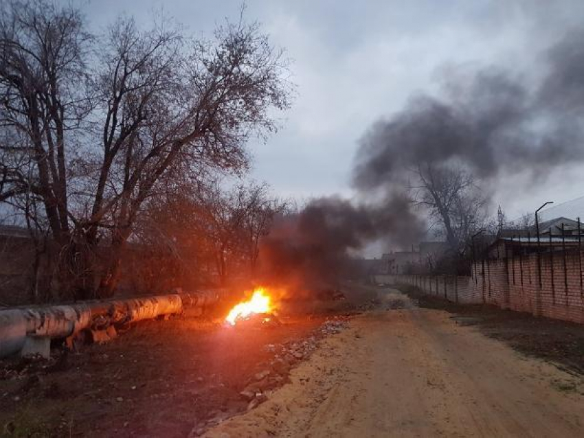 Дзержинский район Волгограда заволокло едким дымом