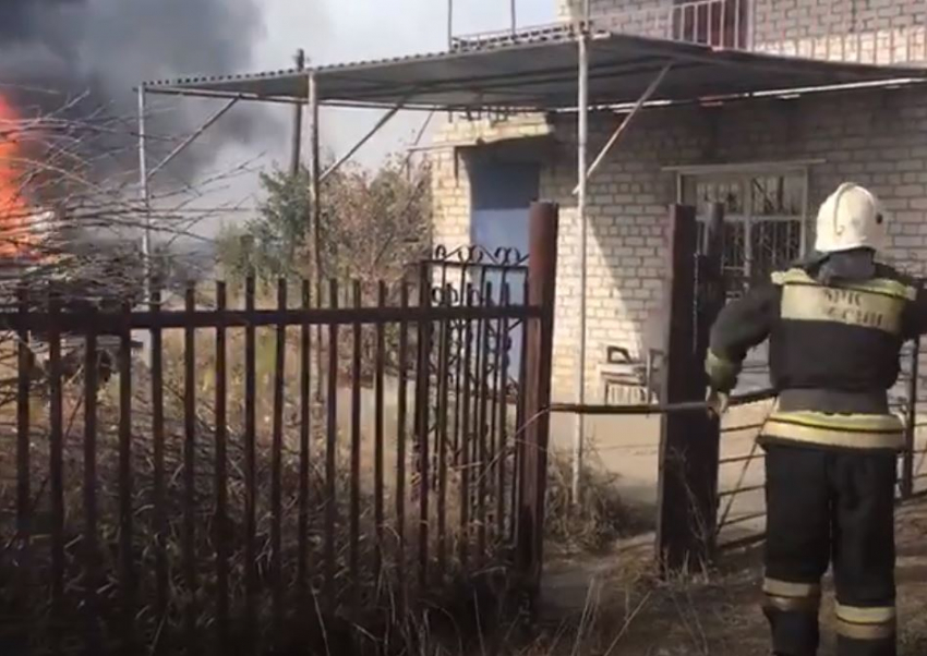 Крупный пожар полыхает возле поселка Микоян в Волгограде