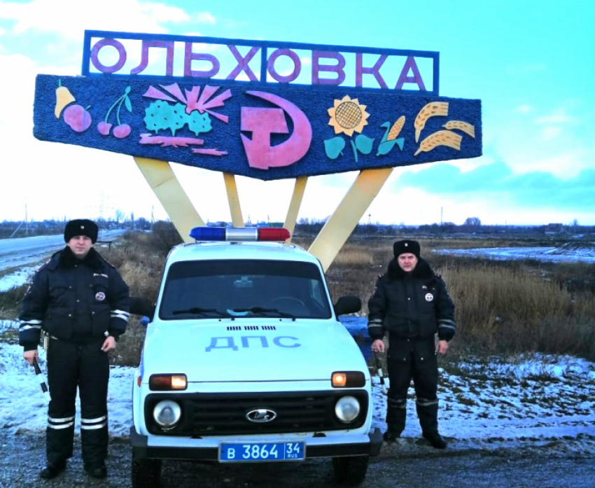 Под Волгоградом полицейские спасли беременную из застрявшей машины