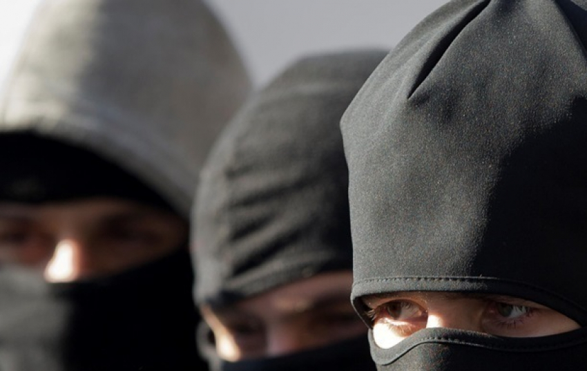 В Волгограде трое грабителей с топором обокрали квартиру на 400 тысяч