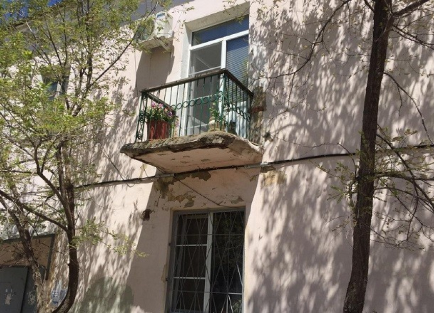 Очевидцы: на улице Землячки подросток выпал с 9-го этажа