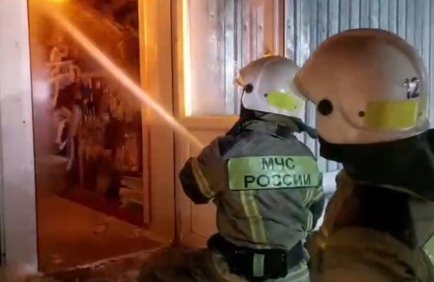 Площадь пожара на строительном складе в Волгограде достигла 1500 «квадратов»