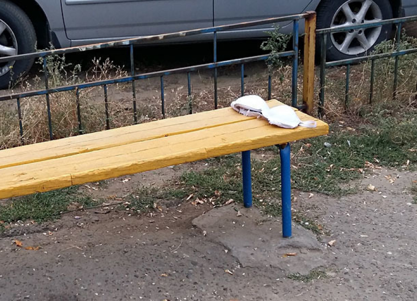 Согретая любовью на улице волгоградка забыла на лавочке бюстгальтер