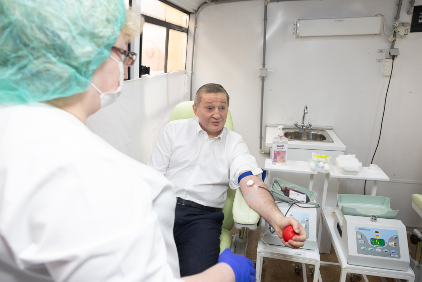 Губернатор Андрей Бочаров начал рабочую неделю со сдачи крови