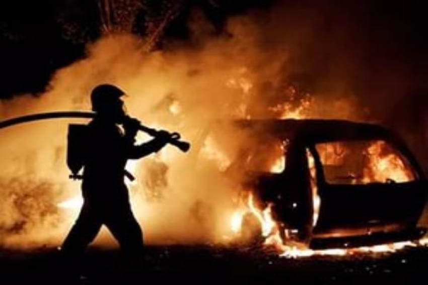 Volkswagen Passat сгорел на севере Волгограда 
