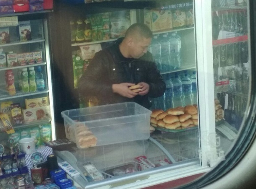 Продавец пирожков с немытыми руками вызвал шквал негодования волгоградцев