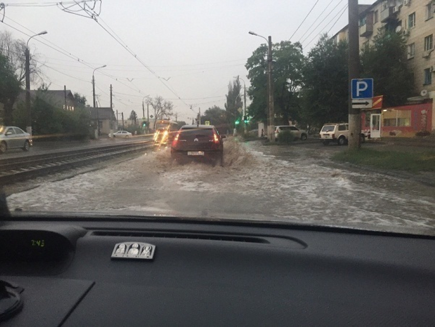 Волгоград снова встал в одну большую пробку из-за сильного дождя