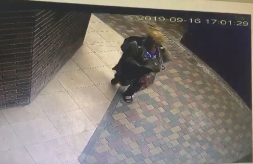 Невысокая женщина украла рюкзак из офиса фирмы в Волгограде и попала на видео