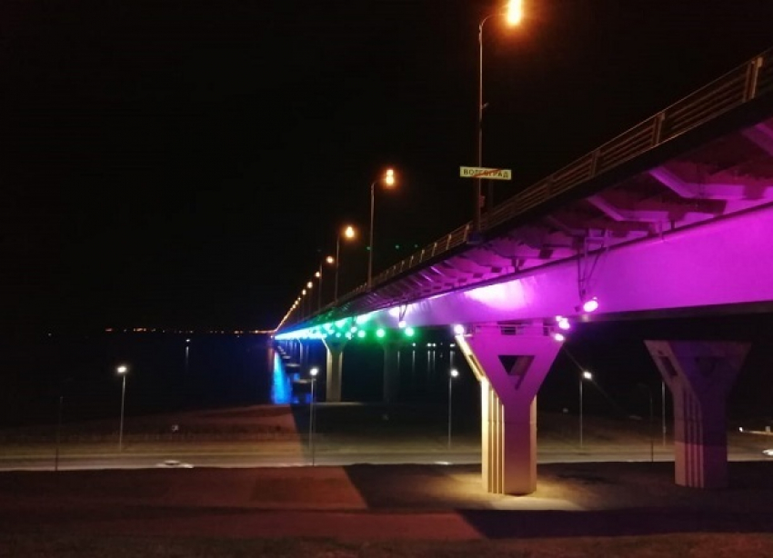 Mitsubishi Lancer врезался в ограждение моста под Волгоградом: водитель в больнице