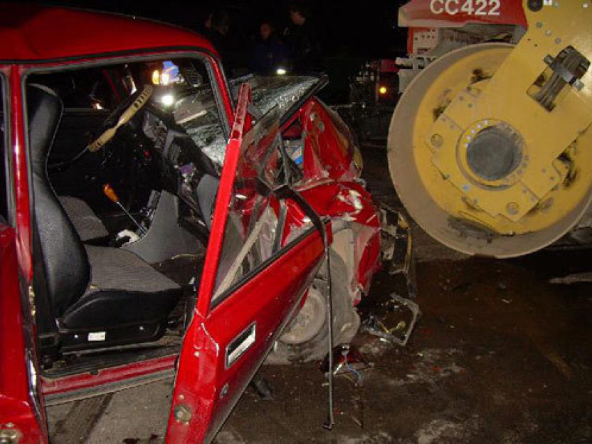 Под Волгоградом водитель «десятки» на высокой скорости врезался в каток и погиб