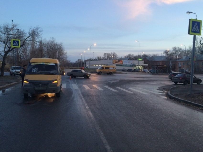 На юге Волгограда водитель маршрутки сбил женщину с ребенком