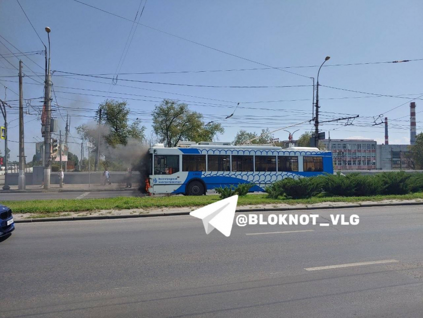 Троллейбус загорелся на жаре в Волгограде 