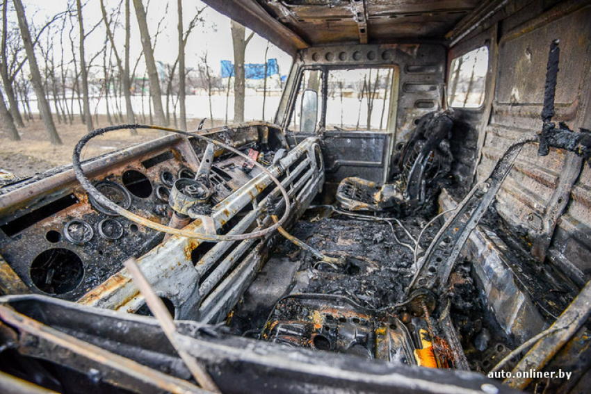 Военный тягач загорелся в городском парке Волжского 