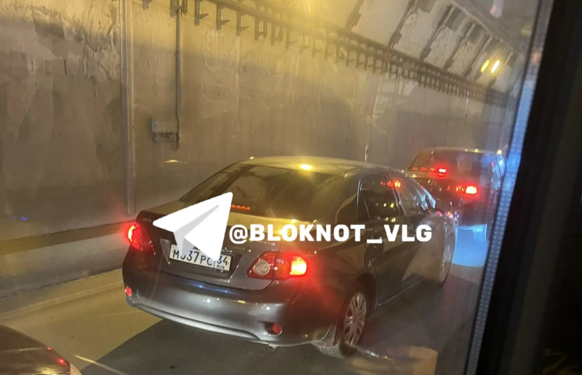 Две продольные встали в гигантский затор в Волгограде