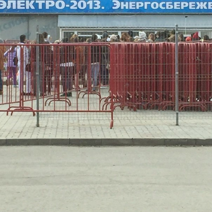 Фанаты 30 seconds to mars выстроились в очередь за пять часов до концерта в Волгограде