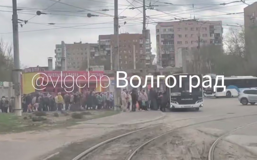 Дикая очередь собралась на автобус до кладбища на юге Волгограда – видео