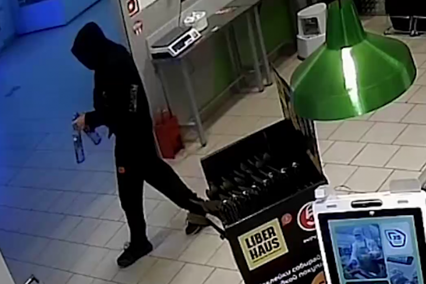 Вооруженный ограбил супермаркет ради водки в Камышине: видео