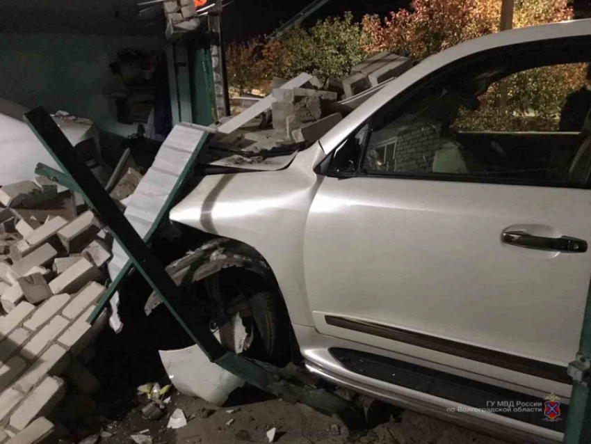 Toyota протаранила гараж с машиной в Волгоградской области: два человека в больнице 